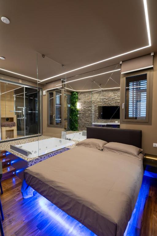 ein großes Schlafzimmer mit einem großen Bett und einer Badewanne in der Unterkunft Suite Roma15 in Roccaraso