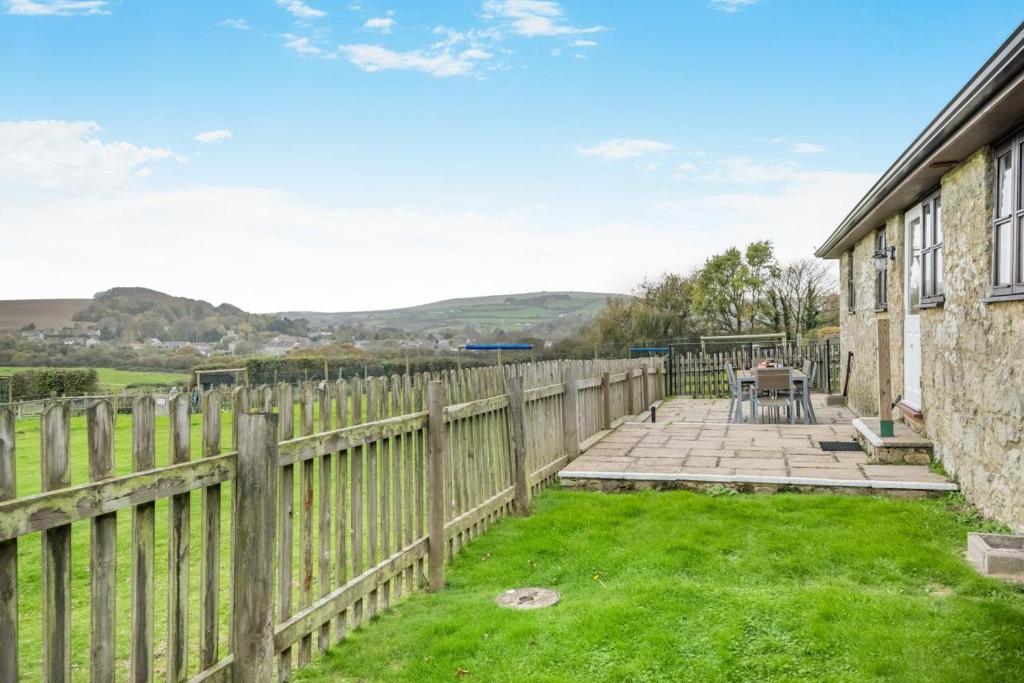 a garden with a wooden fence and a table at 3 Bed in Whitwell oc-h33498 in Whitwell