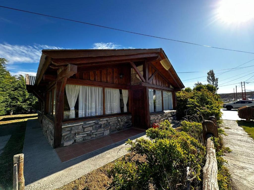 a small house with a stone facade at Sentidos cardinales casa B Encanto in Perito Moreno