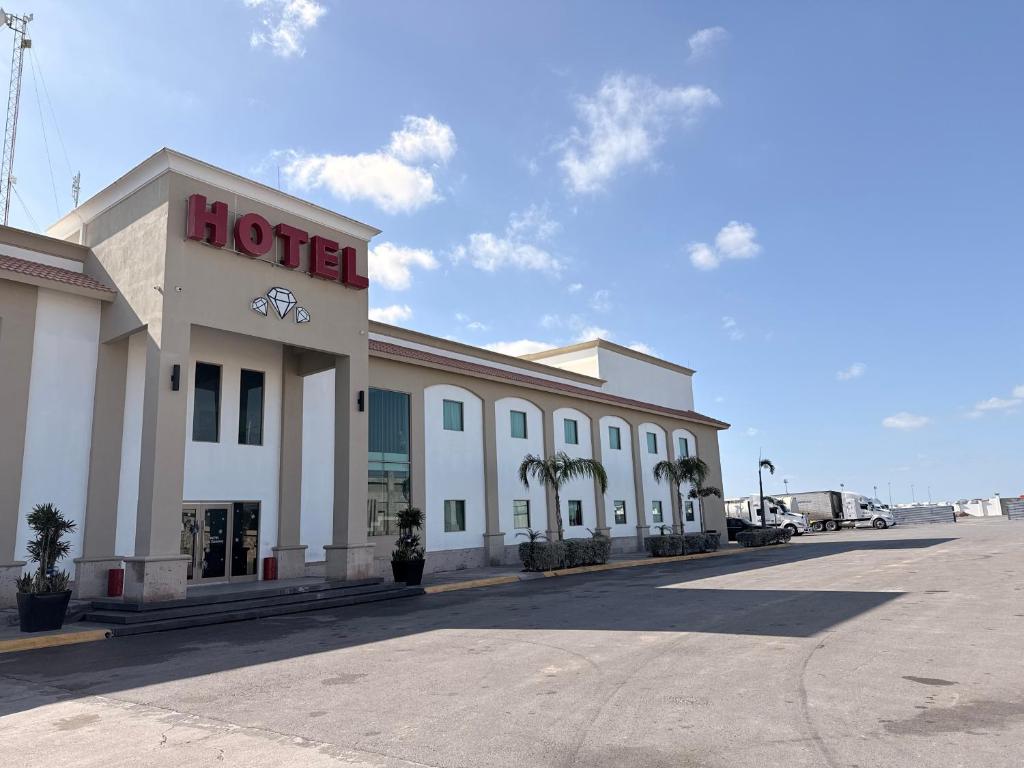 a hotel building with a hotel sign on a street at Hotel Los Diamantes in Rancho Los Limones
