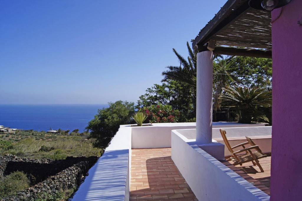 TracinoにあるI Dammusi di Punta Karaceの海の景色を望むバルコニー付きの家