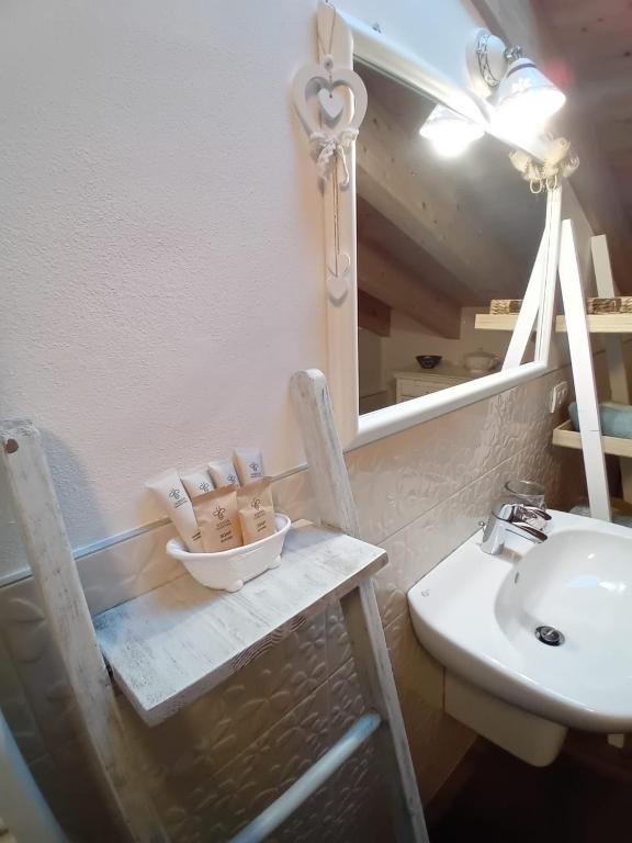 a bathroom with a sink and a mirror at Casa Moreschi in Tresivio