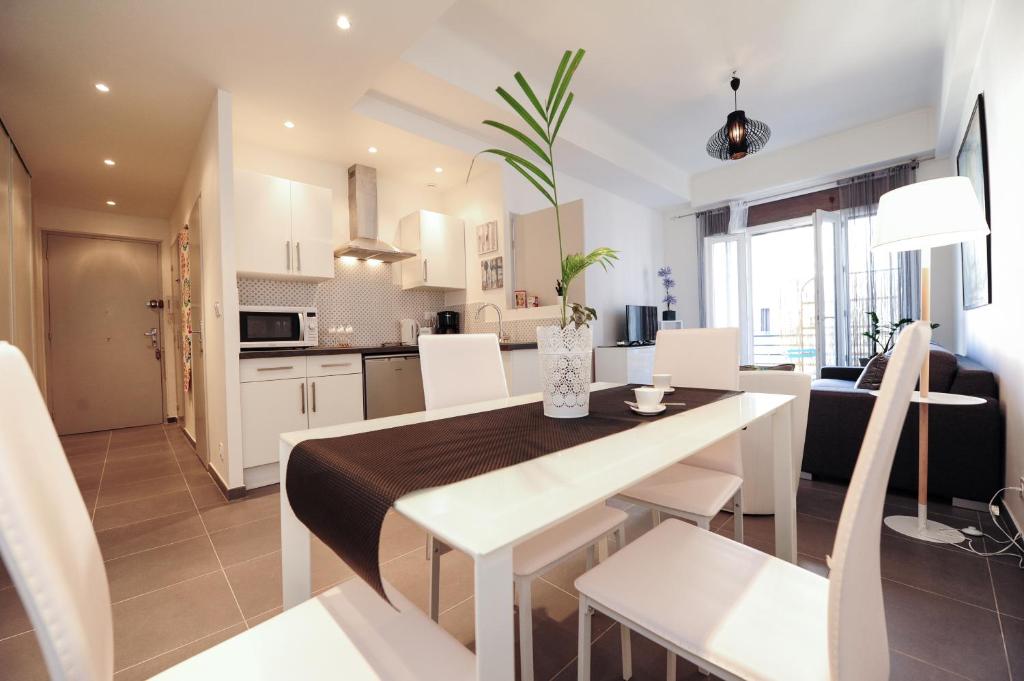 Il comprend une cuisine et un salon avec une salle à manger et une table. dans l'établissement Suite Imperazur Five stars Holiday House, à Nice