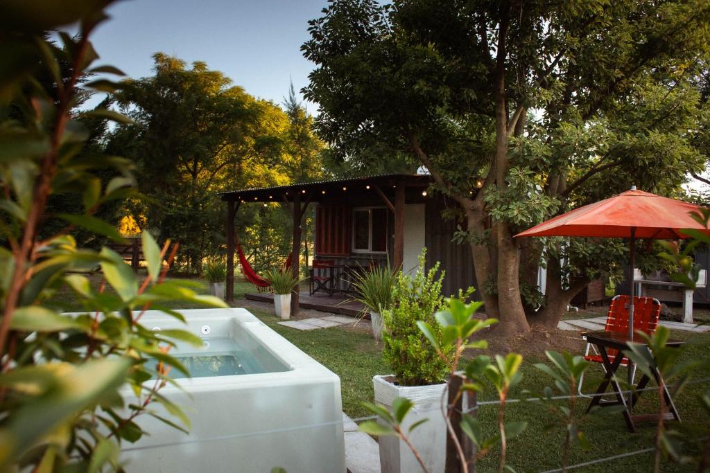 a house with a hot tub in the yard at Cerveceria BEERDIER Alojamiento in Salto