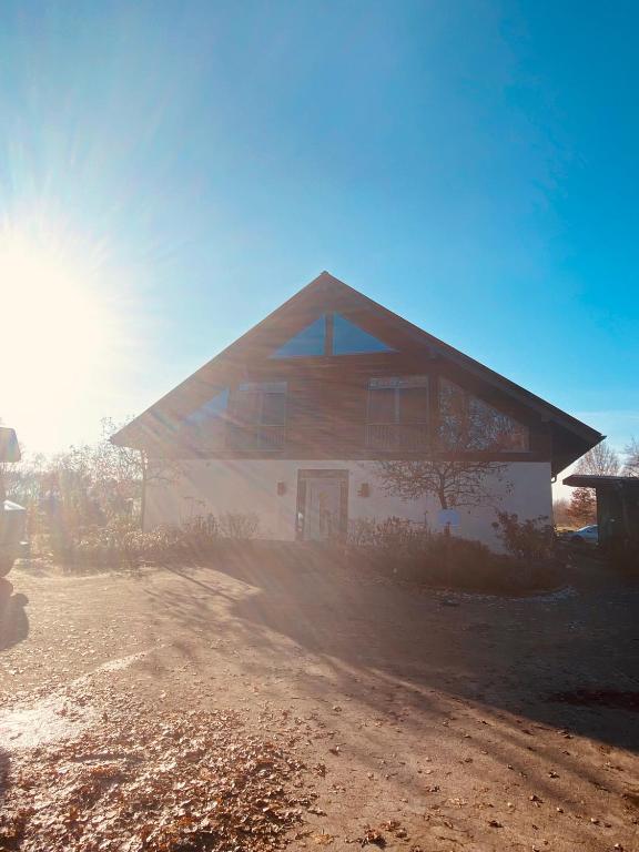 a house sitting on top of a dirt road at Meyer im Moor in Grasberg