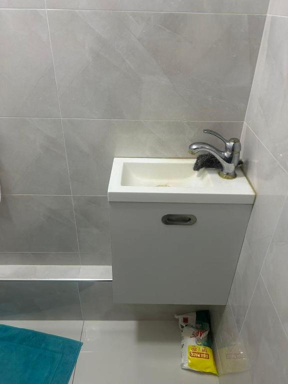 a bathroom with a white sink and a tub at Bagneux cozy in Châtillon