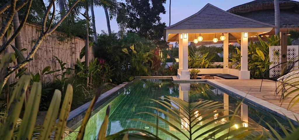 ein Garten mit Swimmingpool und Pavillon in der Unterkunft Villa Trident Srithanu Koh Phangan 2 min of Zen Beach in Ko Kong Nui