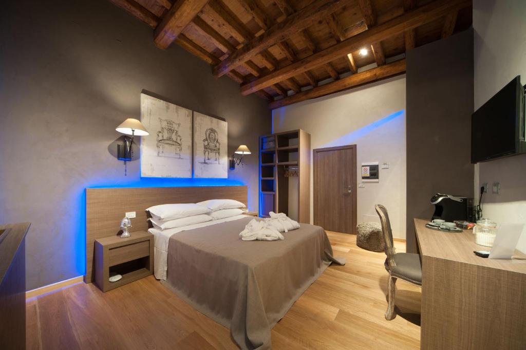 トラーニにあるDimora Corteinfioreのベッドルーム1室(ベッド1台、デスク付)