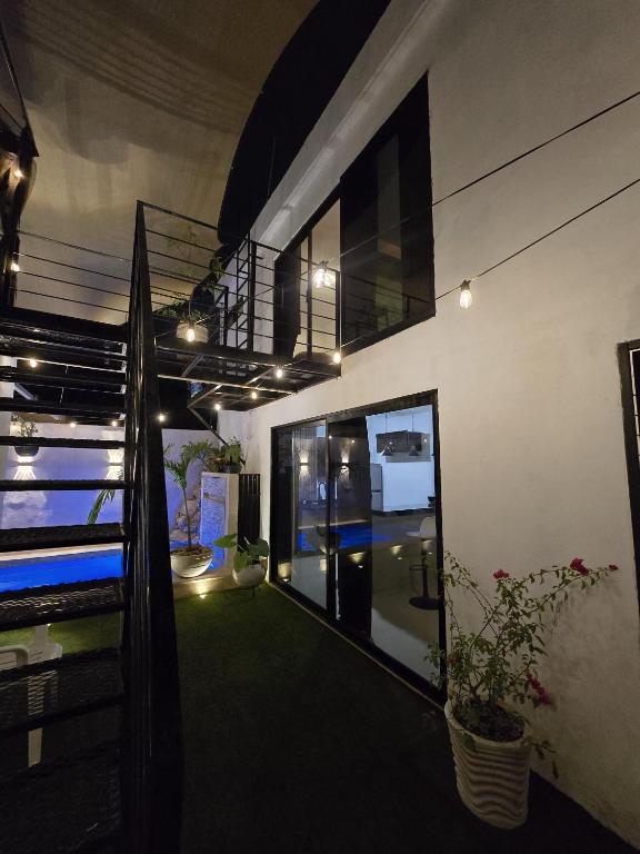 una casa con un balcone e un corridoio con piante di Loft2 PB a Mérida