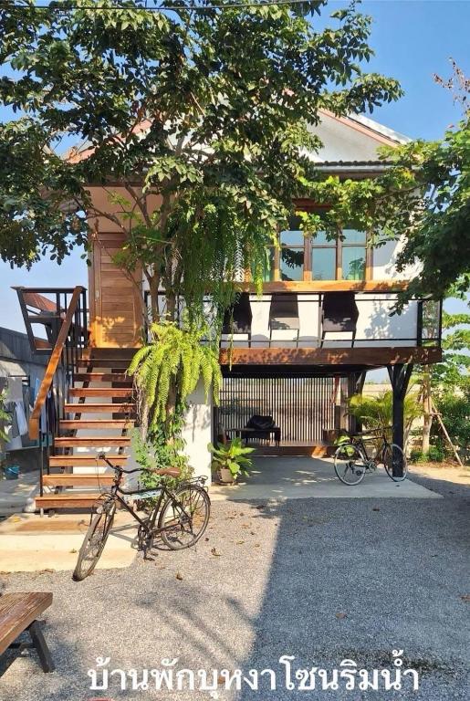 two bikes parked in front of a house at บ้านพักบุหงา199 แฟมิลี่ อ สรรพยา ชัยนาท in Ban Oi Noi (2)