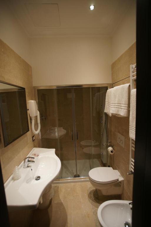 Łazienka w obiekcie Vaticano Royal Suite Guest House