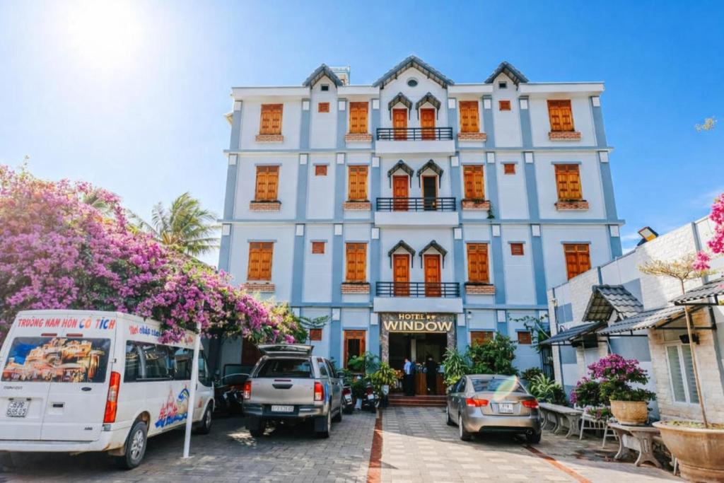 a food truck parked in front of a building at Window 2 Hotel in Kon Tum