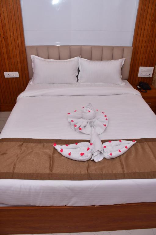 a bed with two towels on top of it at Hotel Devi Palace in Rājgīr
