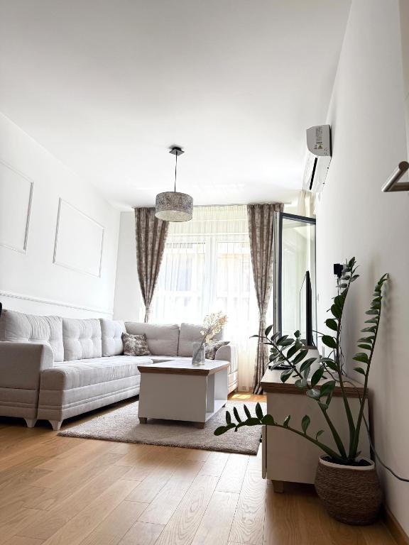 a living room with a couch and a table at Apartman Vista Banja Luka in Banja Luka