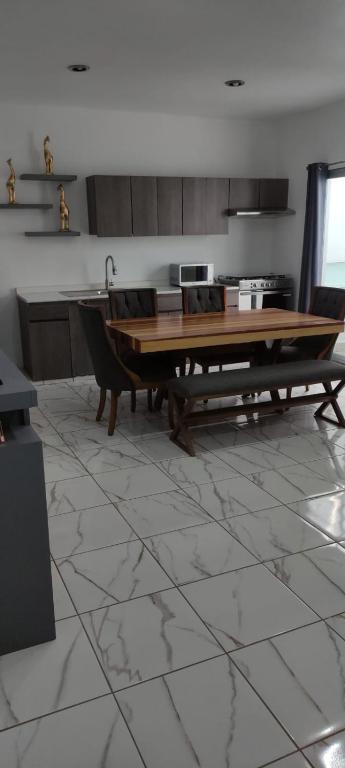 a kitchen with a table and a tub in a room at Kahjú Arandas Depa in Arandas