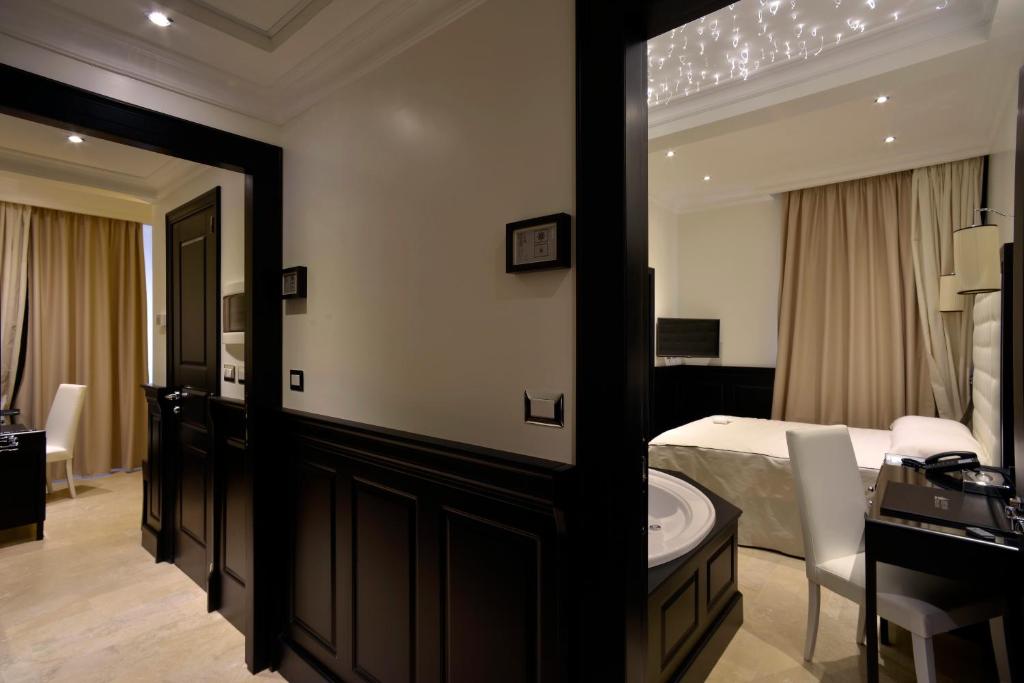 Łóżko lub łóżka w pokoju w obiekcie Vaticano Royal Suite Guest House
