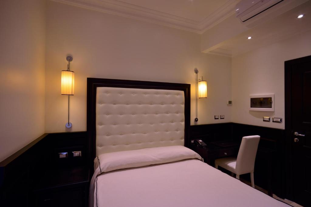 Łóżko lub łóżka w pokoju w obiekcie Vaticano Royal Suite Guest House