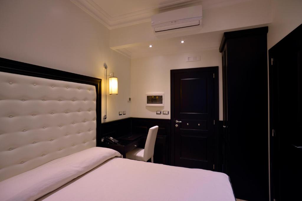 Łóżko lub łóżka w pokoju w obiekcie Vaticano Royal Suite Guest House
