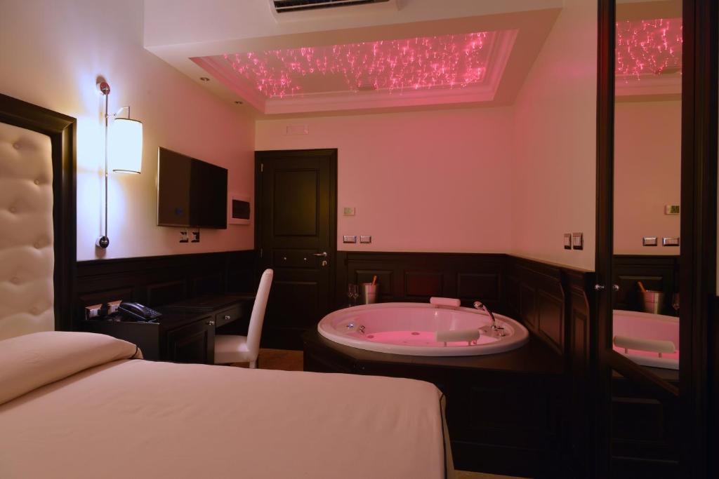 sypialnia z wanną i łóżkiem w obiekcie Vaticano Royal Suite Guest House w Rzymie
