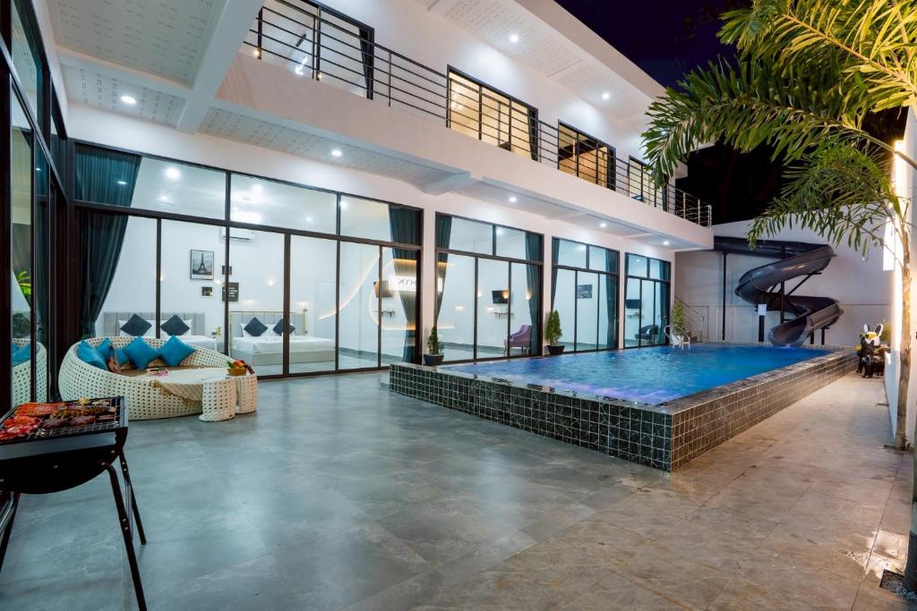 a house with a swimming pool in the middle at THE I-CON Luxury PoolVilla Pattaya Ocean Yacht Club 10 Bedrooms in Ban Huai Yai
