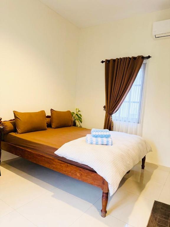 a bed in a room with a window at Juni Residence in Pineleng