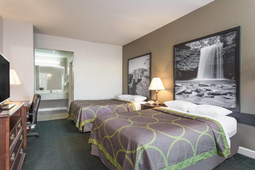 Super 8 by Wyndham Petersburg - Double Room With Two Double Beds - Non-Smoking