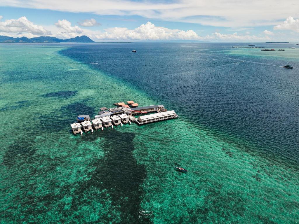 an aerial view of a resort in the water at 微拉瓦丽 in Semporna