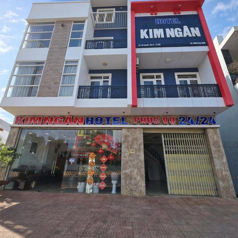 a building with a store in front of it at Kim Ngân Hotel Buôn Ma Thuột in Buon Ma Thuot
