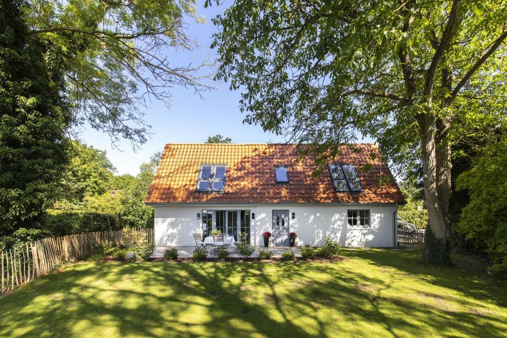 a white house with a red roof at Fischerkate - Ostholstein in Stocksee