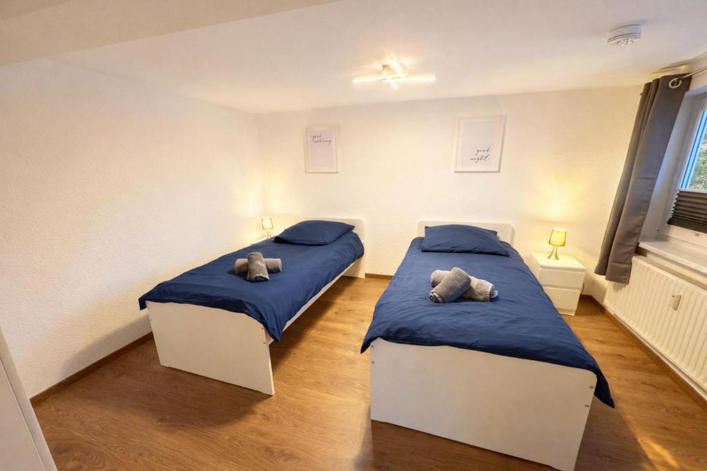 two beds in a room with two teddy bears on them at Apartment-schiefe- Marie in Oberlungwitz