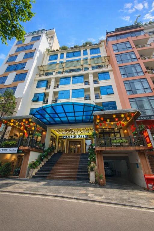 a large building with stairs in front of it at Gia Le Hotel in Tam Ðảo