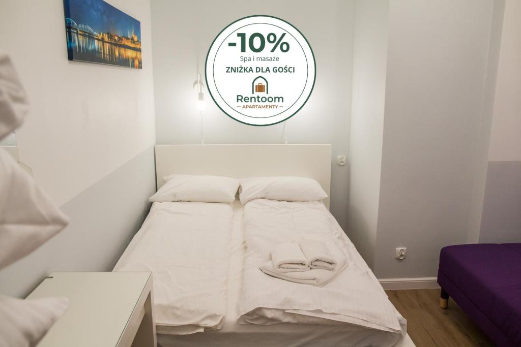 a bed in a room with a sign that reads parabisulumulum at P&M Apartament by Rentoom in Toruń