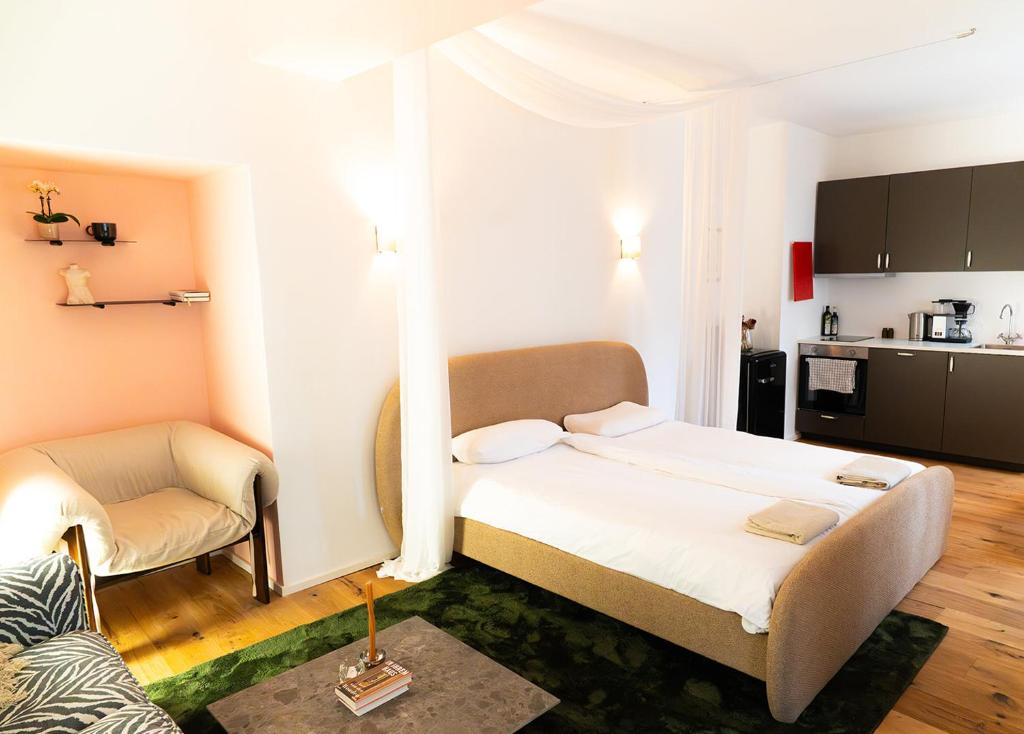a small bedroom with a bed and a kitchen at Entspanntes Design-Studio an der Karli in Leipzig