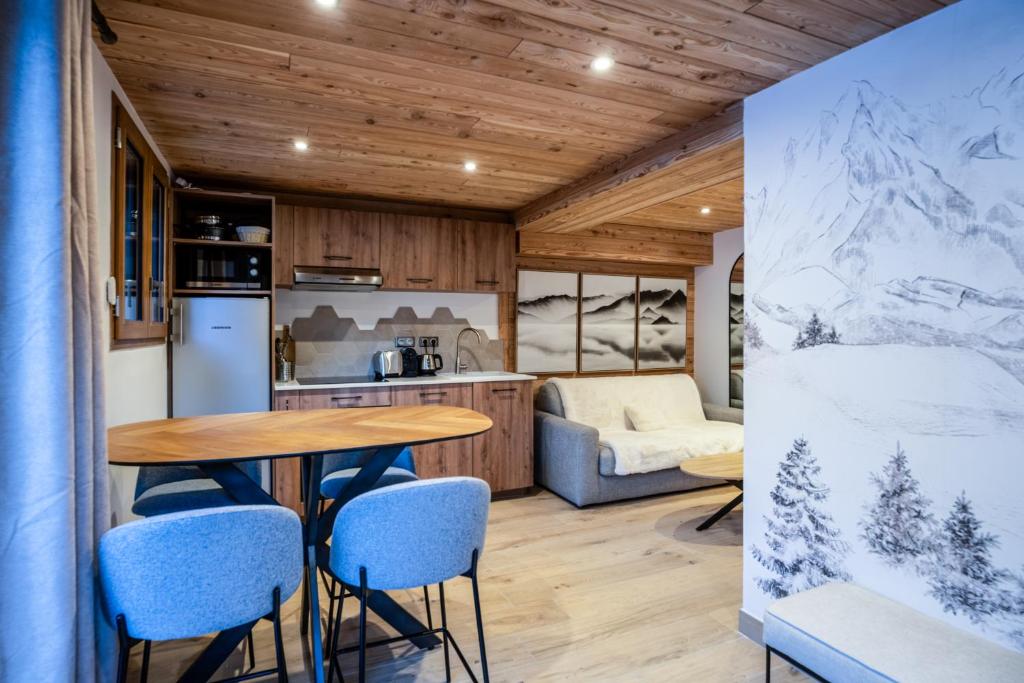 a kitchen and living room with a table and chairs at Appartement Hermine in Les Allues