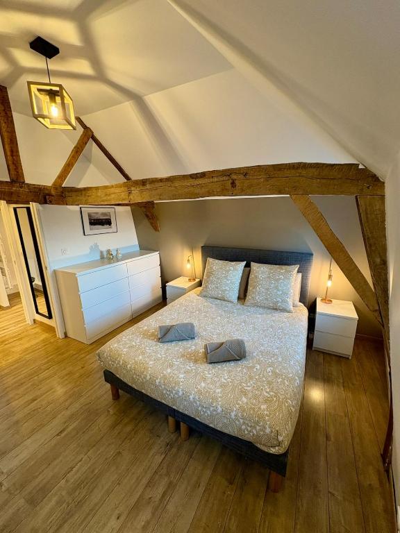 ein Schlafzimmer mit einem Bett und zwei Kissen darauf in der Unterkunft O'Balcon in Sainghin-en-Mélantois