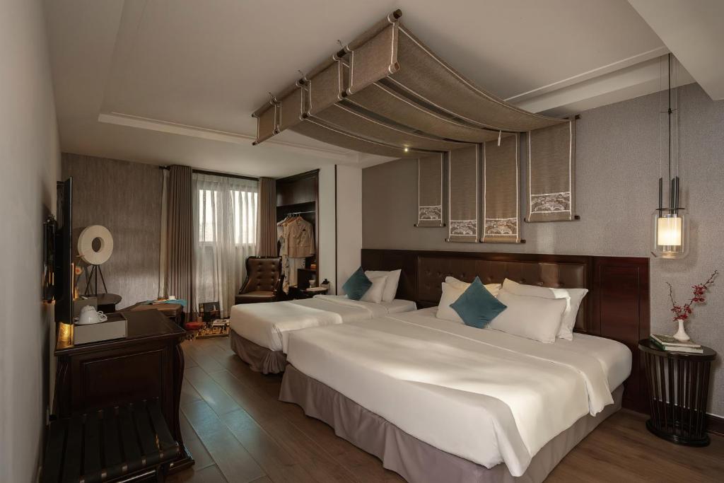 Luxury Triple Room (Daily free Minibar & (1) time Afternoon Tea)
