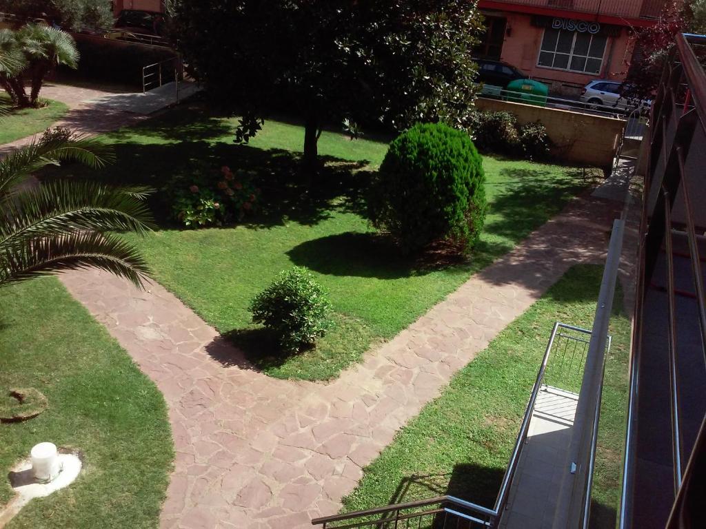 ブラナスにあるApartamentos Montserratの草木の庭園の空中