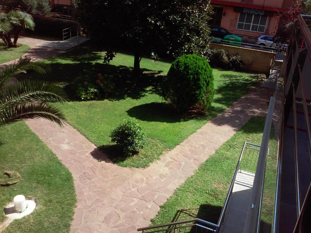 an aerial view of a yard with grass and trees at Apartamentos Montserrat in Blanes