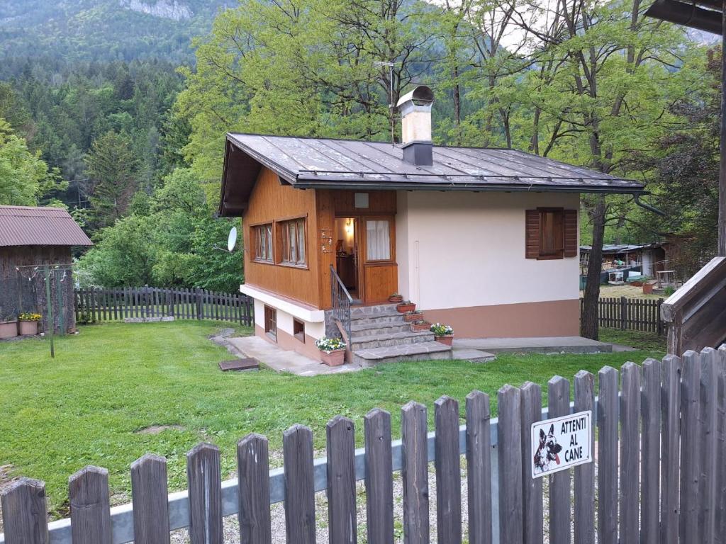 a small house in a yard with a fence at Chalet Luisa in Cima Gogna
