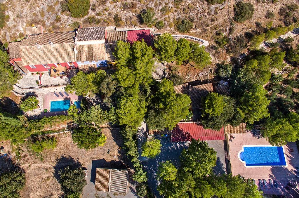 uma vista aérea de uma casa com árvores e um quintal em Casas Rurales Caravaca de la Cruz em Caravaca de la Cruz