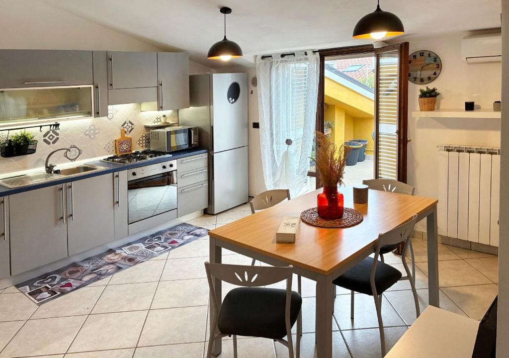 a kitchen and dining room with a table and chairs at Holihome D'Auri in Tortoreto Lido