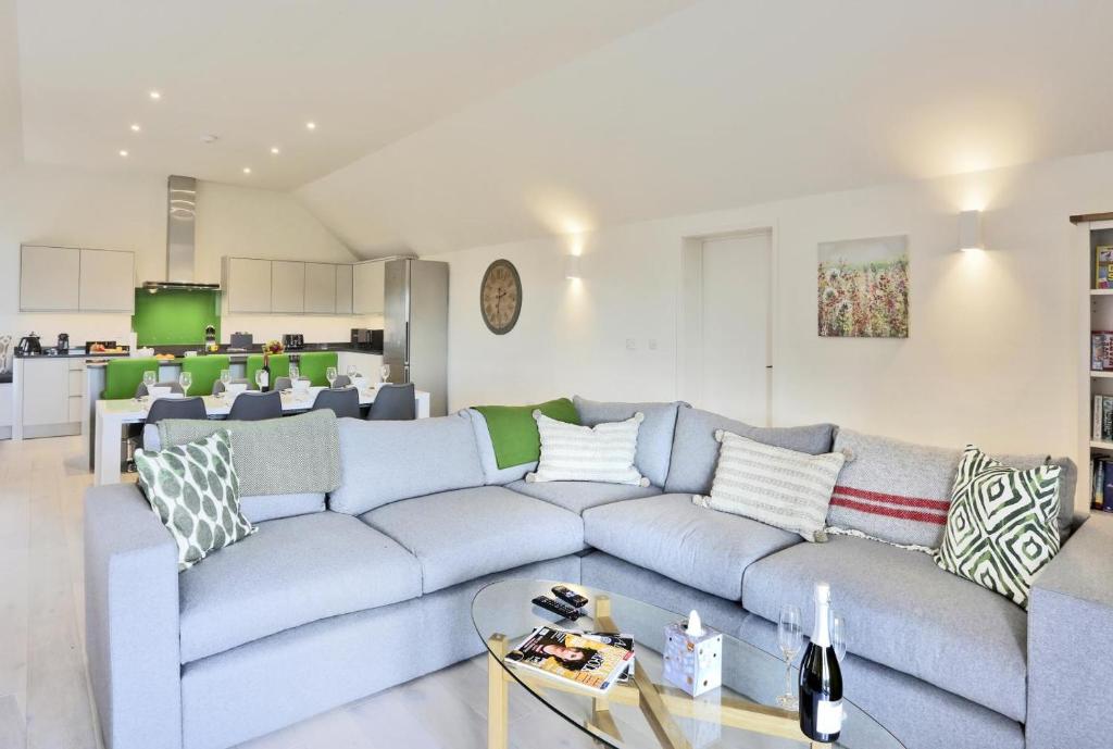 a living room with a couch and a table at 3 Bed in Snape oc-2wadd in Snape