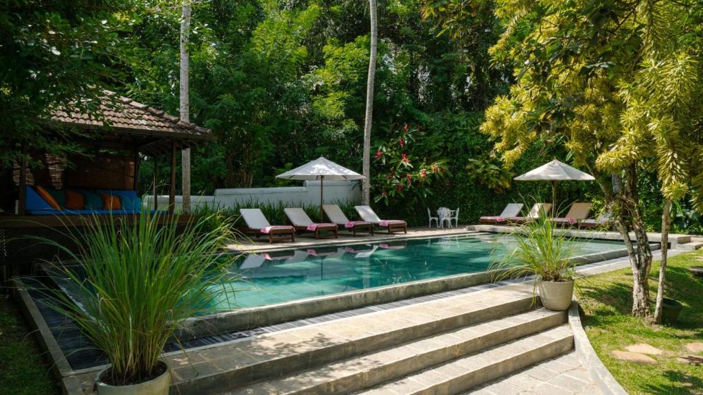 Coconut Grove villa w cook pool