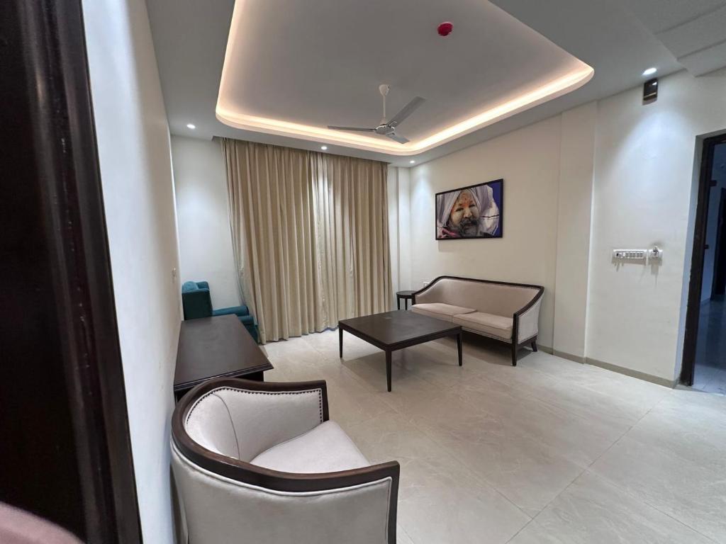 a hospital room with a couch and a table at Hotel Grand Triveni in Prayagraj