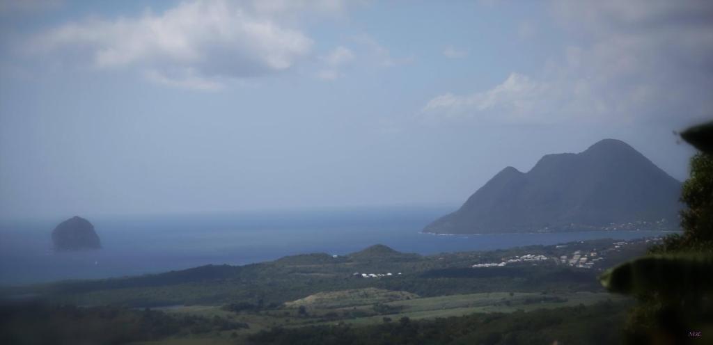 a view of a valley with mountains in the distance at Appartement Ti Colibri in Rivière-Salée