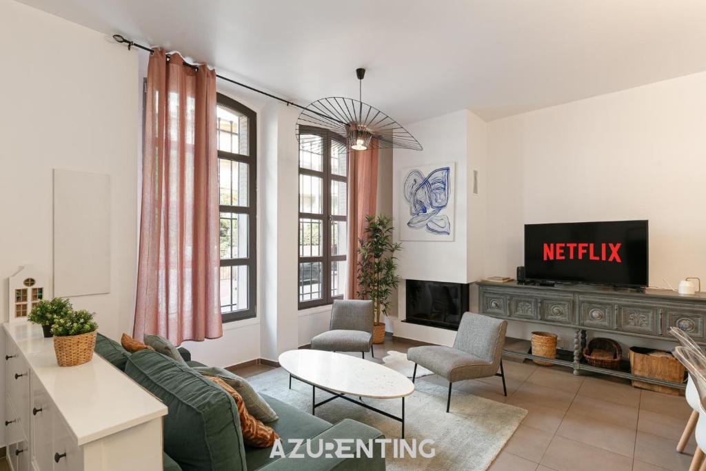 a living room with a couch and a tv at Azurenting - Maison Césario - 3 chambres in Cannes