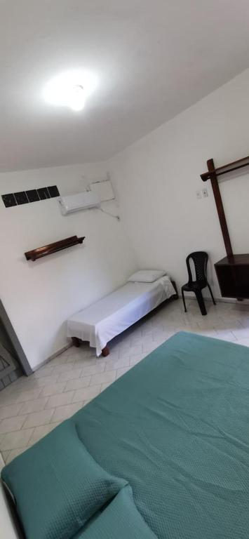 a room with a bed and a green rug at Verde & Sal 14 in Ilhéus