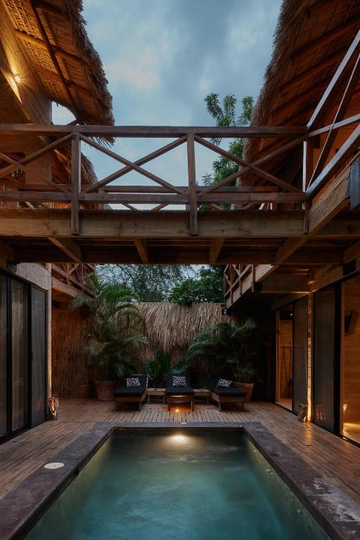 ein Hallenbad in einem Haus mit Holzterrasse in der Unterkunft Punta Tamarindo in Puerto Escondido