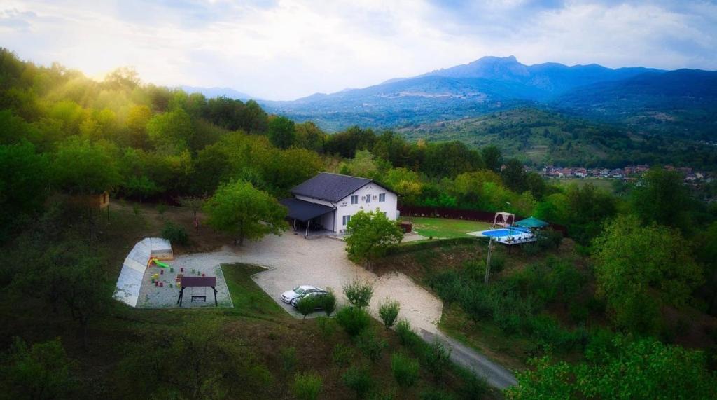 an aerial view of a house in the mountains at Casa Calina in Călimăneşti