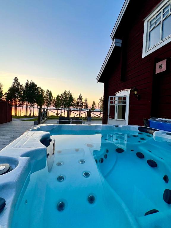 Lakeside Villa with Sauna & Hot Tub